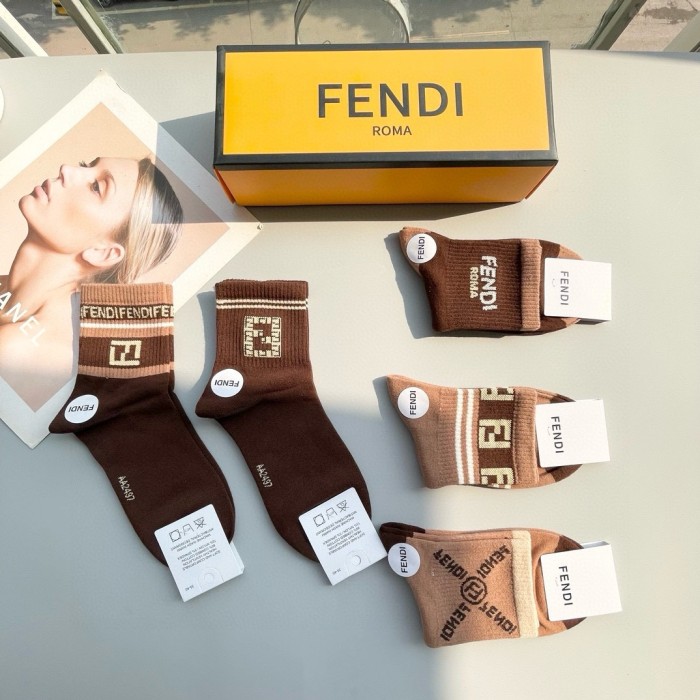 日本未入荷 フェンディ コピーおすすめ の秋冬用中筒靴下