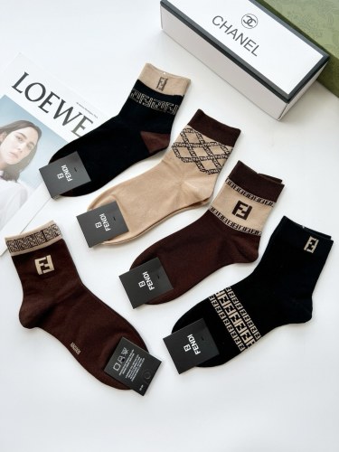 入手困難 フェンディ 偽物通販 定番アルファベットロゴコットンミッドソックス