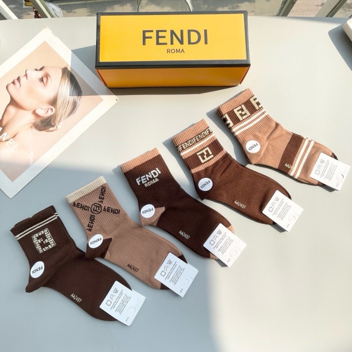 日本未入荷 フェンディ コピーおすすめ の秋冬用中筒靴下