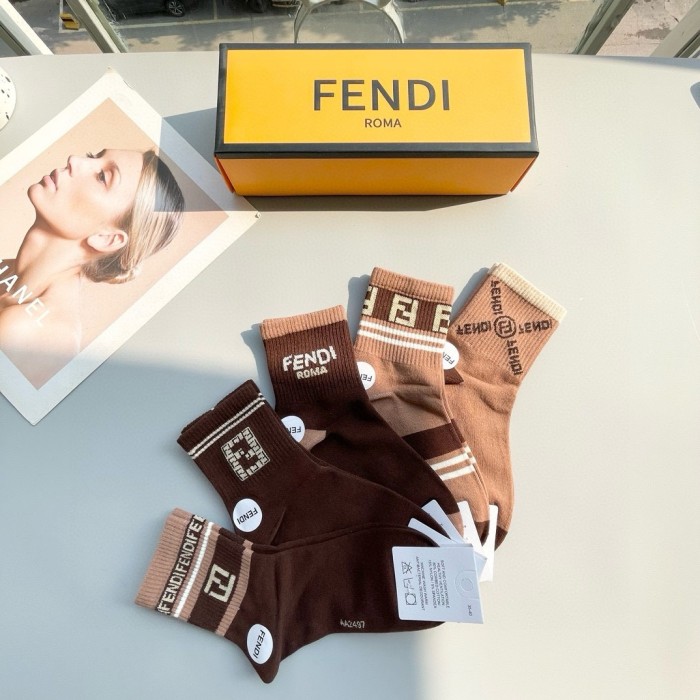 日本未入荷 フェンディ コピーおすすめ の秋冬用中筒靴下