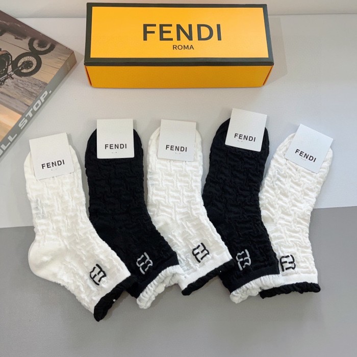 超奇跡の入荷☆ フェンディ n級品 ダブルFアルファベットネットレッド同型中筒靴下