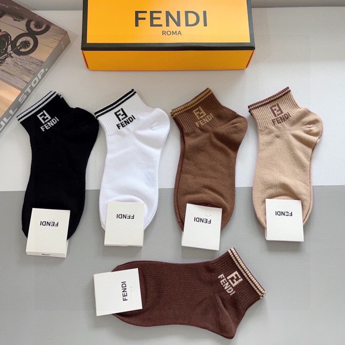 超奇跡の入荷☆ フェンディ スーパーコピー のアルファベットのダブルF爆金ソックス