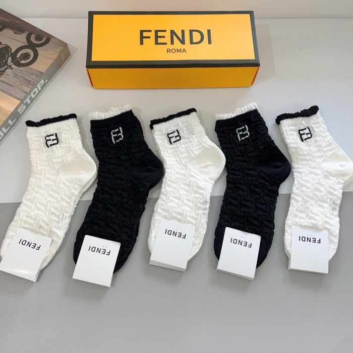 超奇跡の入荷☆ フェンディ n級品 ダブルFアルファベットネットレッド同型中筒靴下