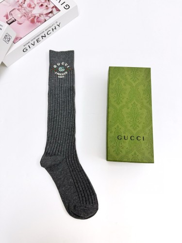 【限定】 グッチ スーパーコピー クラシックアルファベットロゴ純綿靴下下腿スタッズソックス