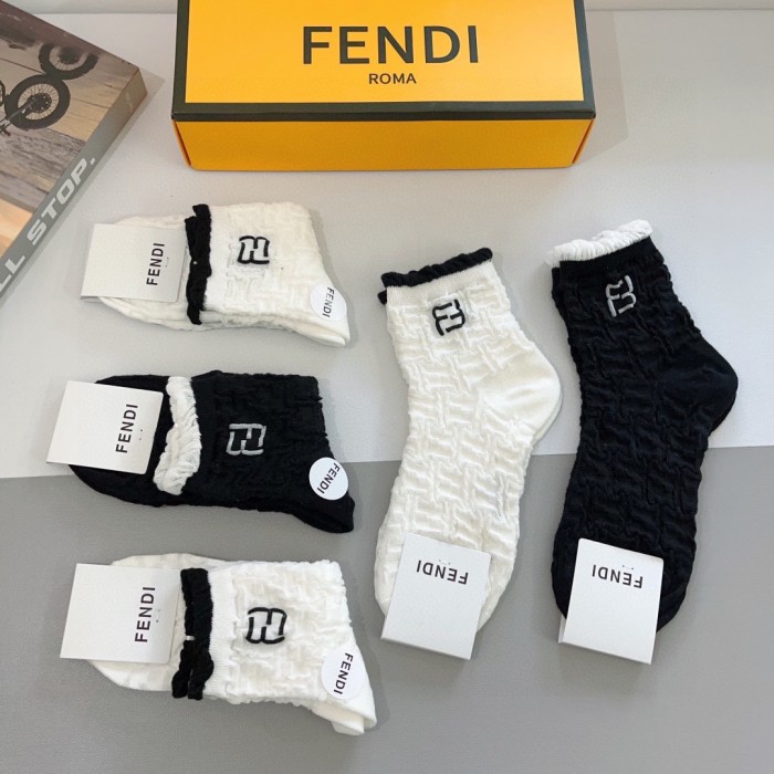 超奇跡の入荷☆ フェンディ n級品 ダブルFアルファベットネットレッド同型中筒靴下