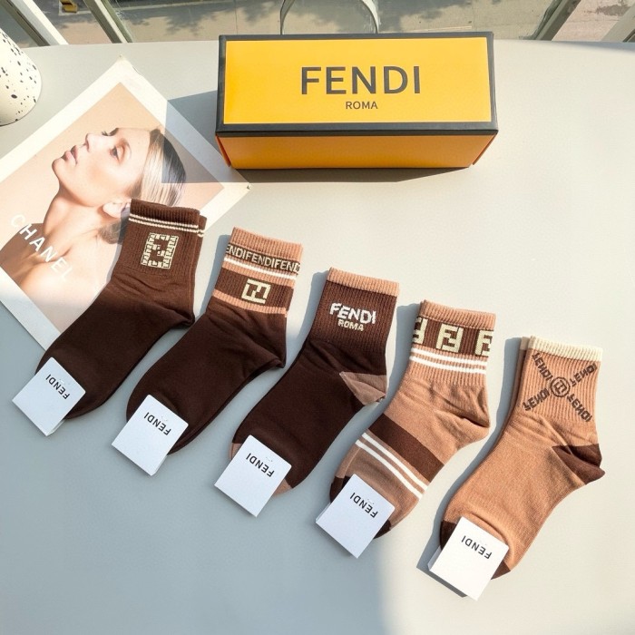 日本未入荷 フェンディ コピーおすすめ の秋冬用中筒靴下