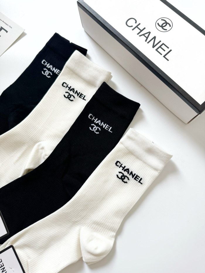 一目惚れ♪ シャネル n級品 クラシックダブルCアルファベットロゴコットンミッドソックスふくらはぎソックス