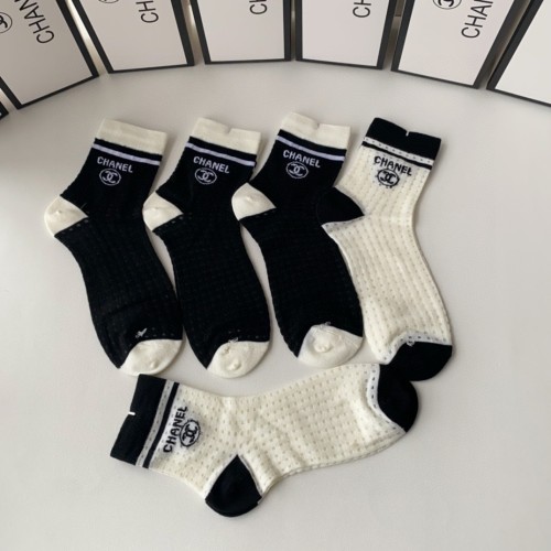 【限定】シャネル n級品 定番ミドル丈スタッズソックス