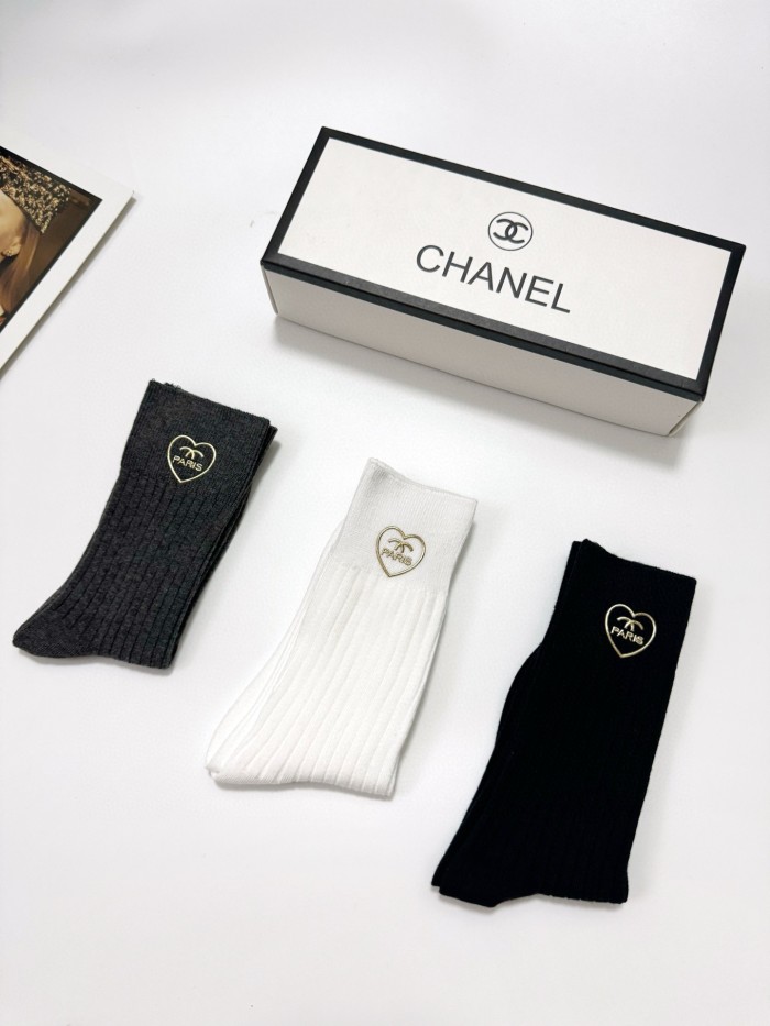 入手困難 シャネル 激安偽物 クラシックアルファベットロゴコットンミッドソックスふくらはぎソックス