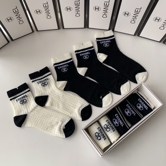 【限定】シャネル n級品 定番ミドル丈スタッズソックス