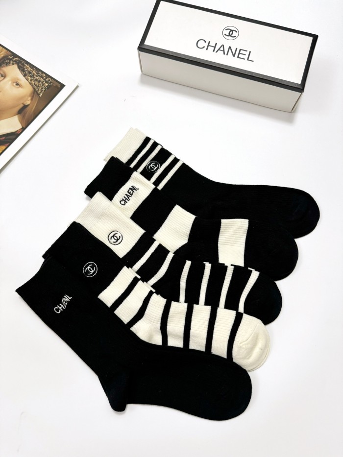 稀少 シャネル n級品 の定番アルファベット刺繍ロゴコットンミッドソックス