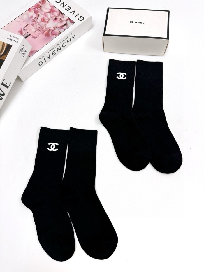日本未入荷 シャネル コピーおすすめ の定番アルファベットロゴコットンミッドソックス