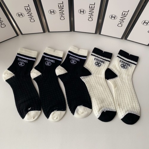 【限定】シャネル n級品 定番ミドル丈スタッズソックス