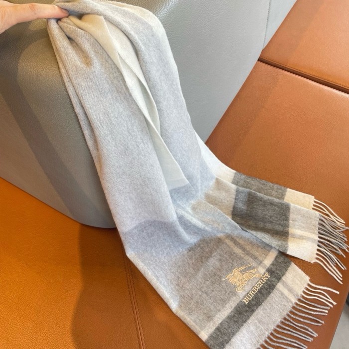 超奇跡の入荷☆ バーバリー 偽物通販 の定番刺繍戦馬カシミヤのマフラー