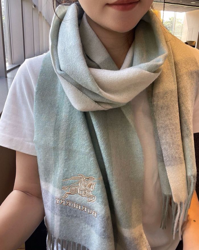追跡付 バーバリー 激安偽物 の定番刺繍戦馬カシミヤのマフラー