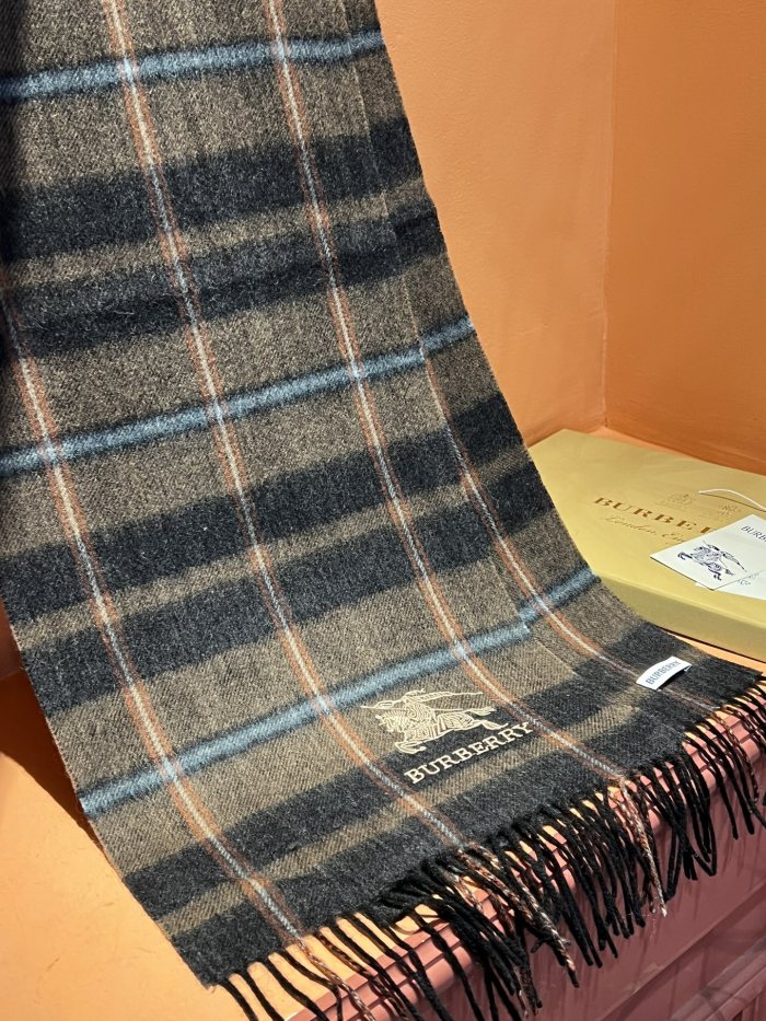 入手困難 バーバリー n級品 カップル用マフラー