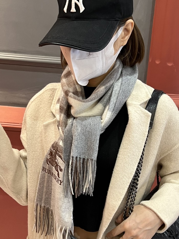 累積売上総額第１位！ バーバリー n級品 定番カシミアチェックマフラー