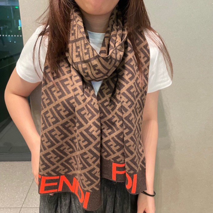 超奇跡の入荷☆ フェンティ 激安偽物 クラシックなFFアルファベットのマフラ