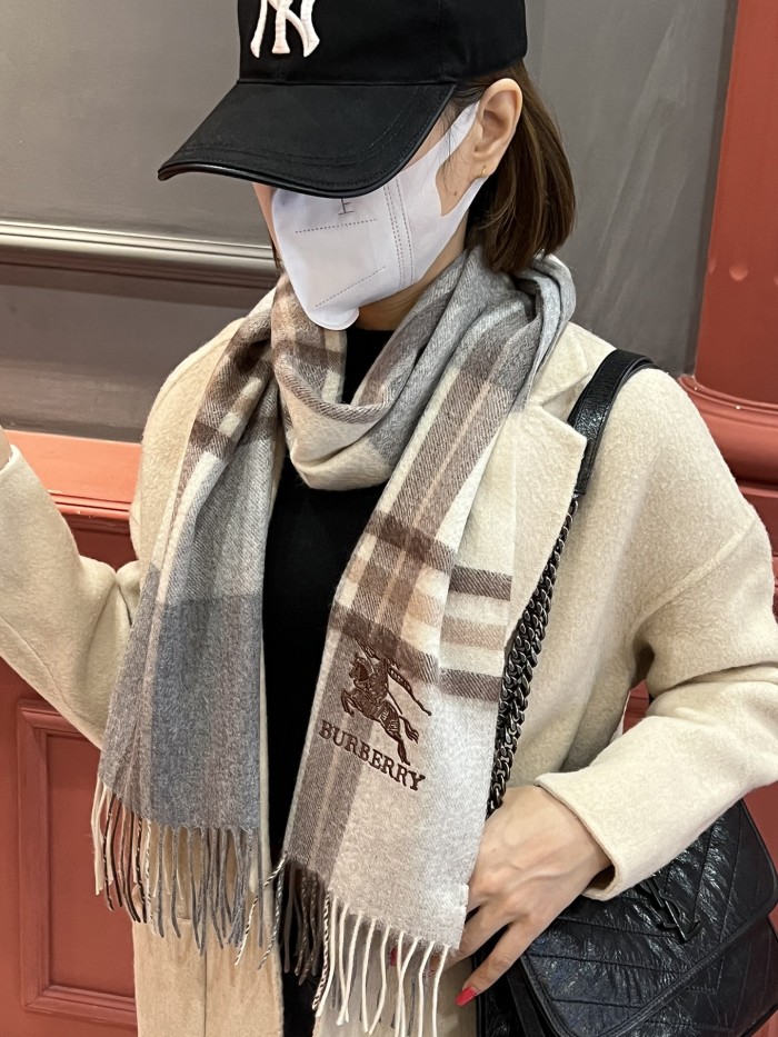 累積売上総額第１位！ バーバリー n級品 定番カシミアチェックマフラー