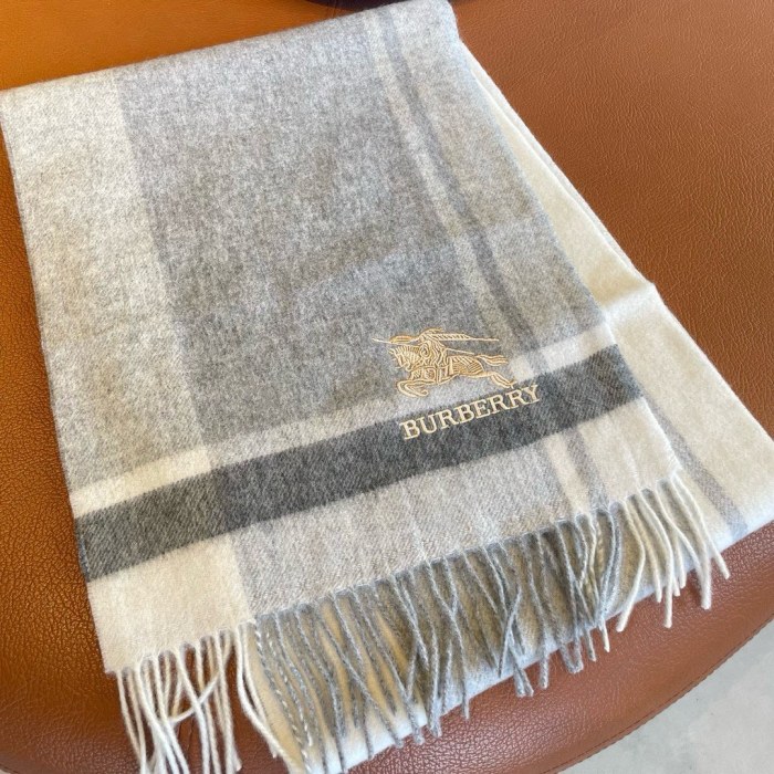 超奇跡の入荷☆ バーバリー 偽物通販 の定番刺繍戦馬カシミヤのマフラー