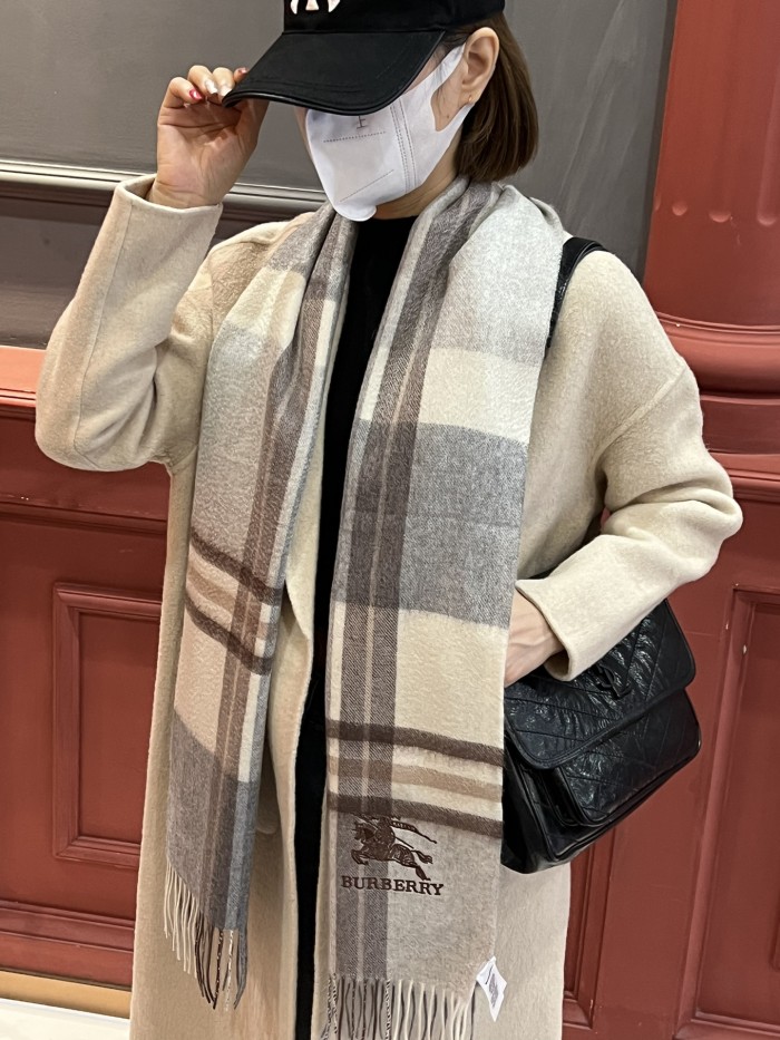 累積売上総額第１位！ バーバリー n級品 定番カシミアチェックマフラー