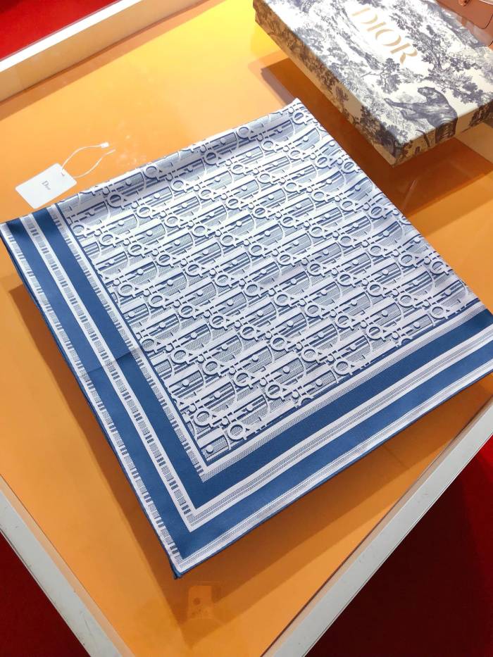 日本未入荷 ディオール n級品 の90 cmシルクスカーフ