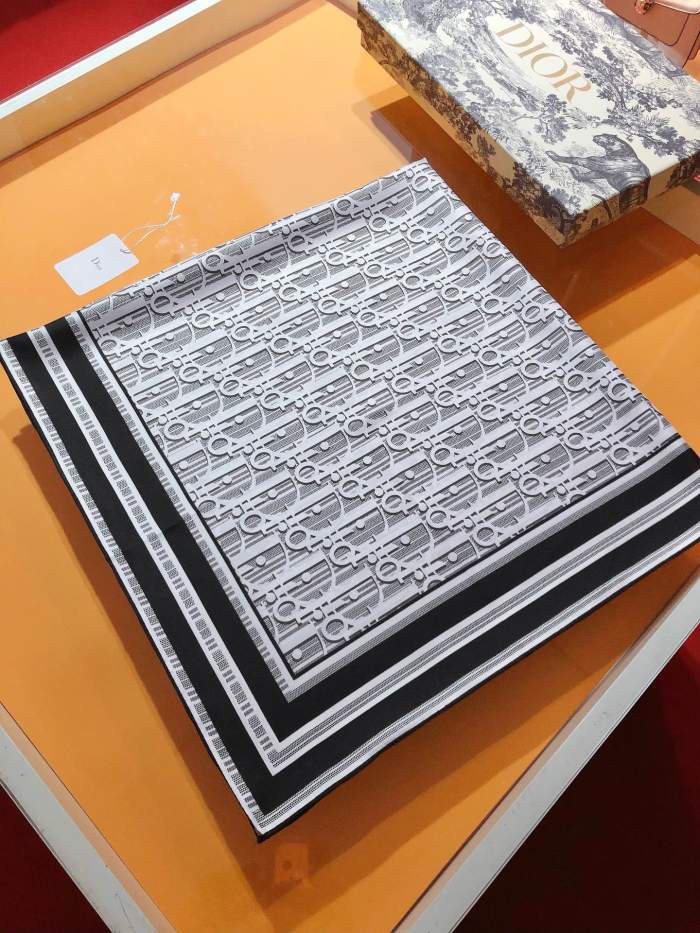 稀少 ディオール コピー の90 cmシルクスカーフ