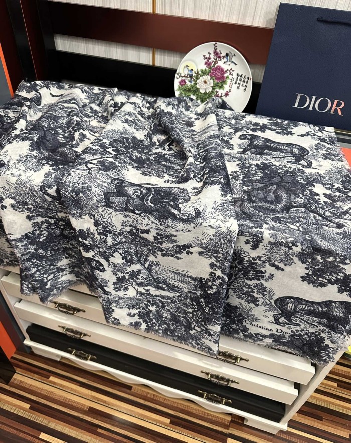 累積売上総額第１位！ ディオール コピー 伊如動物ジャングルシルクカシミヤマフラー