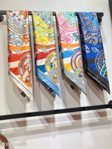 超話題! エルメス 激安通販 キャンディライブラリー90 cmシルクスカーフ