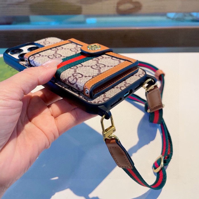 【限定】グッチ スーパーコピー バッグ原皮シリーズ携帯ケース2つの穴に肩紐を斜め掛