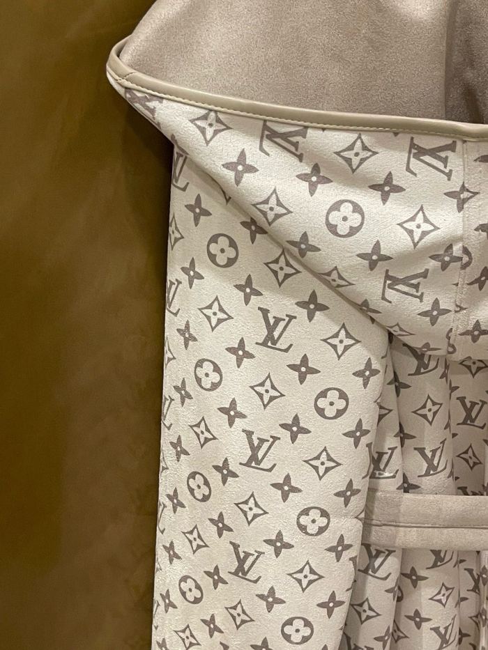 【限定】ルイヴィトン 偽物通販 Louis Vuitton には老花のアルファベットプリントスエード