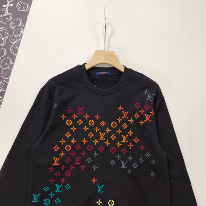 日本未入荷 ルイヴィトン 激安偽物 カラフル刺繍ラウンドネックパーカー2色