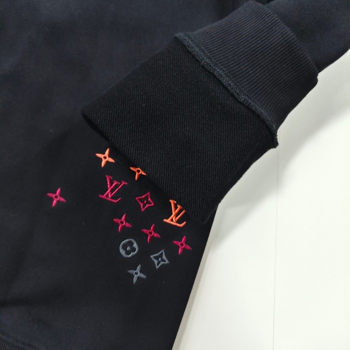 日本未入荷 ルイヴィトン 激安偽物 カラフル刺繍ラウンドネックパーカー2色