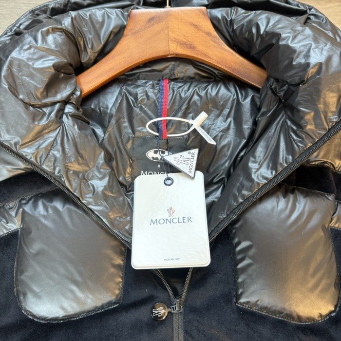 超話題! モンクレール n級品 MONCLERss 24冬の新作バットマンロゴダウンジャケット