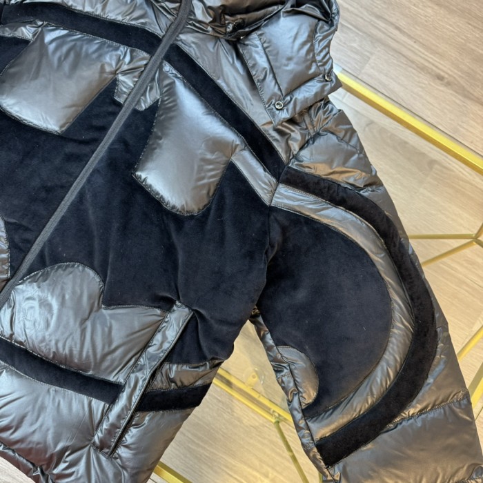 超話題! モンクレール n級品 MONCLERss 24冬の新作バットマンロゴダウンジャケット