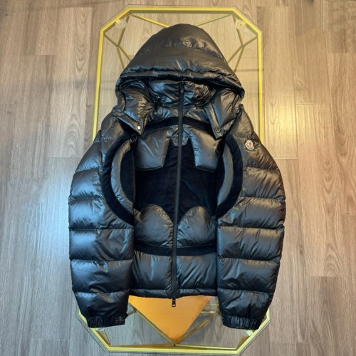 超話題! モンクレール n級品 MONCLERss 24冬の新作バットマンロゴダウンジャケット