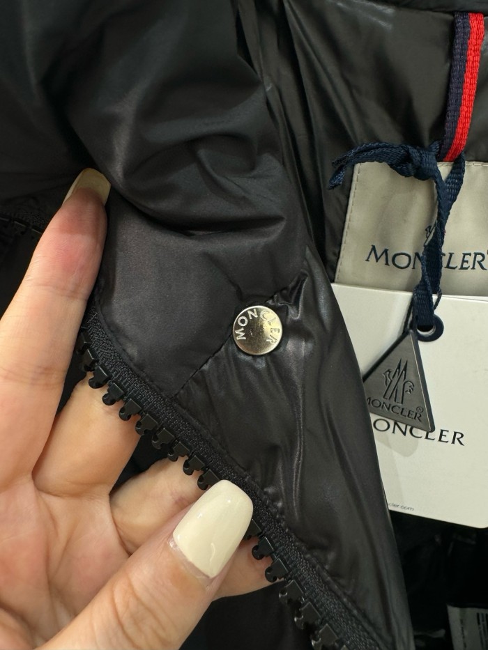 累積売上総額第１位！モンクレール コピー MONCLER男女同じビロードのロングダウンジャケット