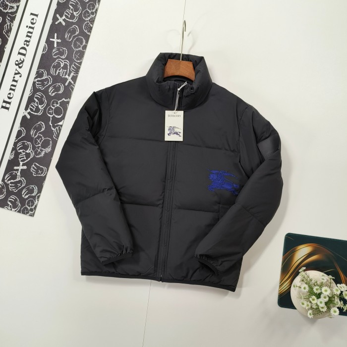 使い勝手良し バーバリー スーパーコピー 青い戦馬刺繍柄肩皮マークはスタンドカラーのダウンジャケット