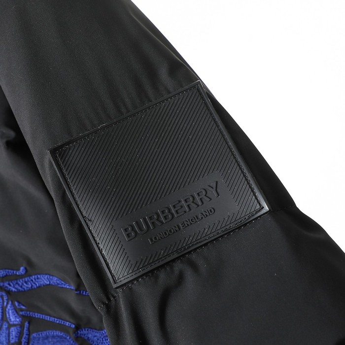【話題商品！】バーバリー 激安偽物 取り外し青い戦馬刺繍柄肩皮マークはスタンドカラーのダウンジャケット