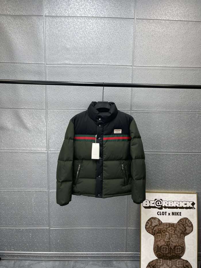 【話題商品！】グッチ n級品 ロゴ入りリボンスタンドカラーダウンジャケット