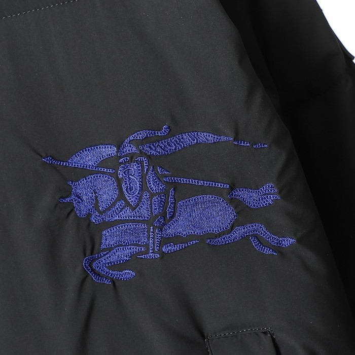 【話題商品！】バーバリー 激安偽物 取り外し青い戦馬刺繍柄肩皮マークはスタンドカラーのダウンジャケット