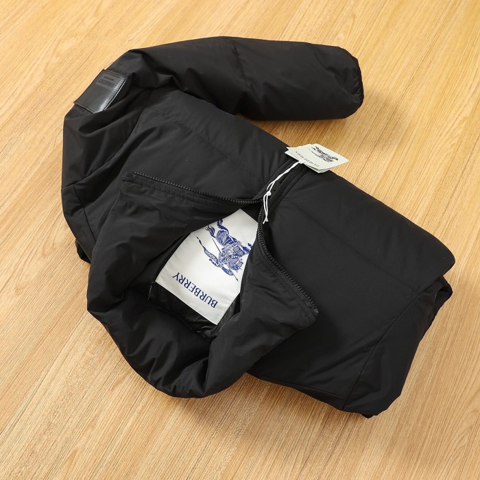 【話題商品！】バーバリー 激安偽物 取り外し青い戦馬刺繍柄肩皮マークはスタンドカラーのダウンジャケット