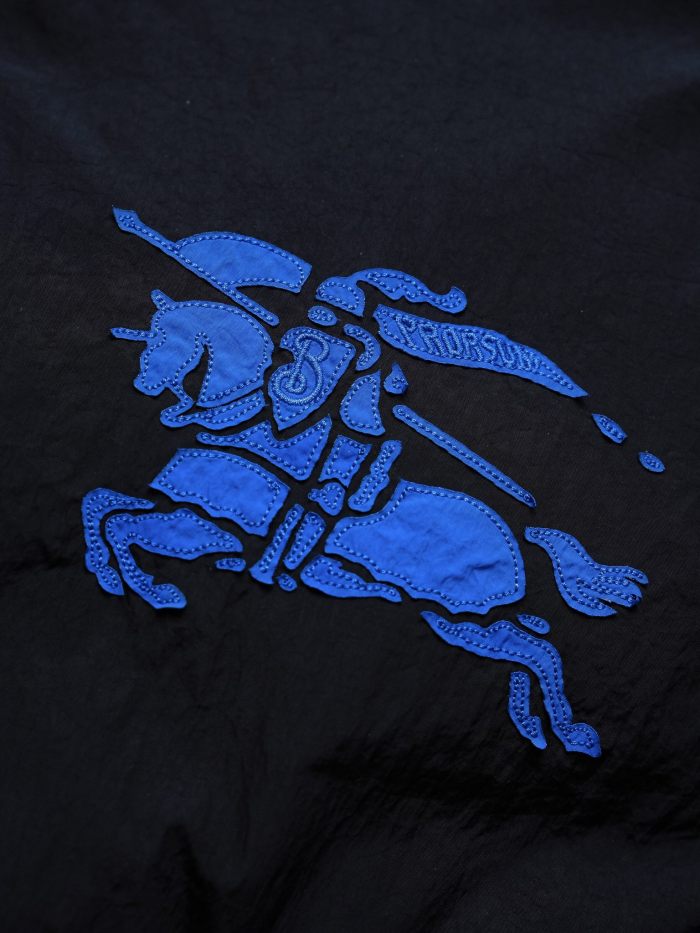 日本未入荷 バーバリー 激安偽物 軍馬シート刺繍連帽コートアウトドア防水ダウンジャケット