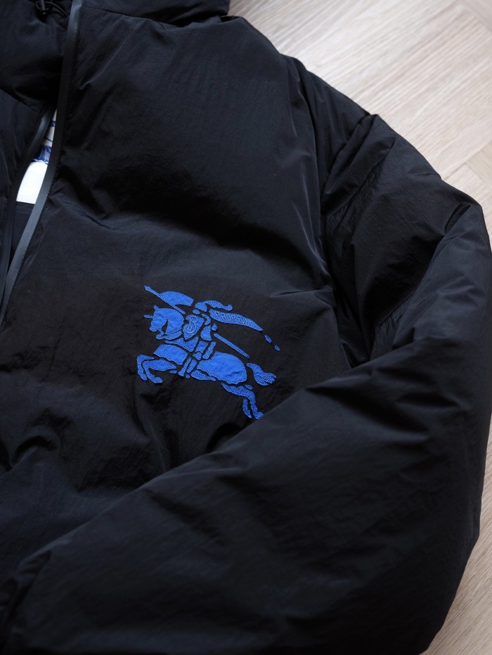日本未入荷 バーバリー 激安偽物 軍馬シート刺繍連帽コートアウトドア防水ダウンジャケット
