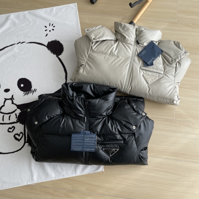 入手困難 プラダ n級品 24 FWゴム押え三角鉄ブランドゴム押えカップル冬の保温ダウンジャケット2色