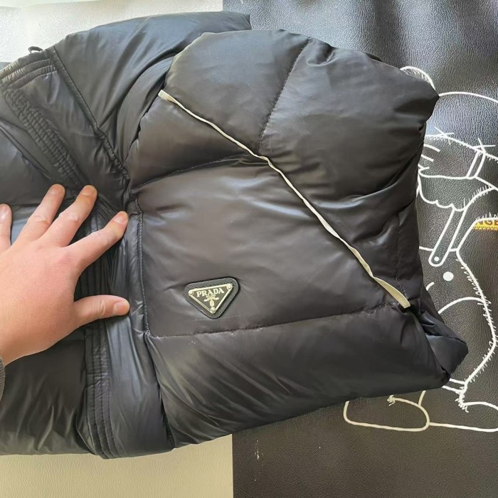【話題商品！】プラダ スーパーコピー 金属三角標広つば付き連帽ダウンジャケット