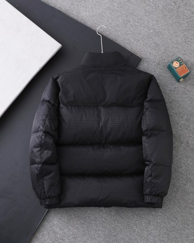 日本未入荷 プラダ n級品 の冬の最新ベーシックなメタル三角ロゴスタンドカラーがプリントされたダウンジャケット
