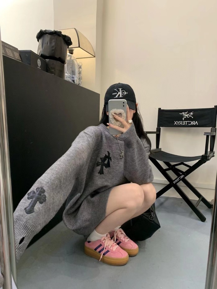 ★超人気 クロムハーツ 激安通販 重工業皮標刺繍高級グレー丸首セーター