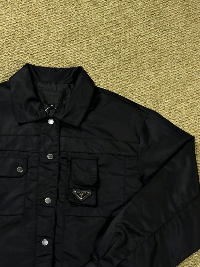 高品質 プラダ 激安偽物 秋冬シリーズポケット三角ロゴナイロン光沢ジャケット男女タイプ