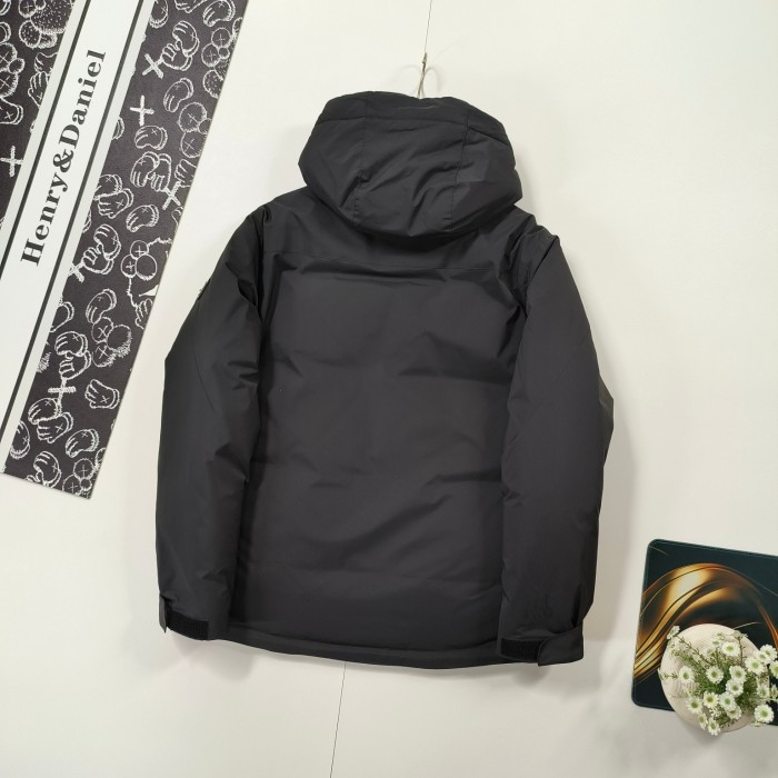 稀少 プラダ n級品 胸元赤ロゴ肩アイアンスモールアウトドアフードダウンジャケット